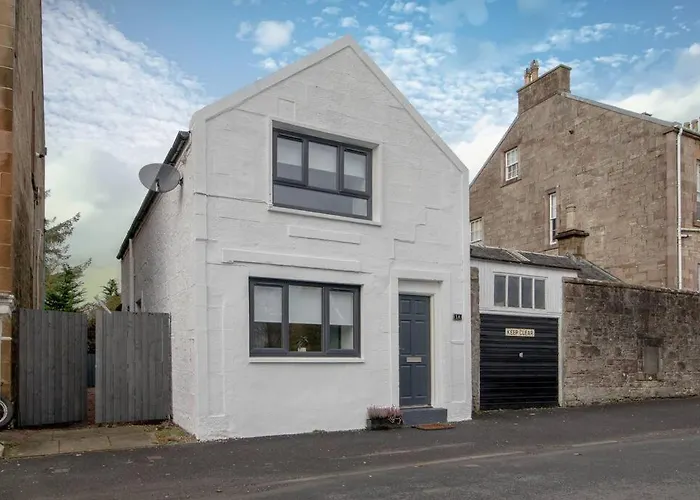 Henry Bell - Cosy 2-Bedroom Cottage