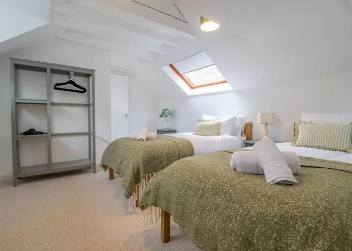 Henry Bell - Cosy 2-Bedroom Cottage