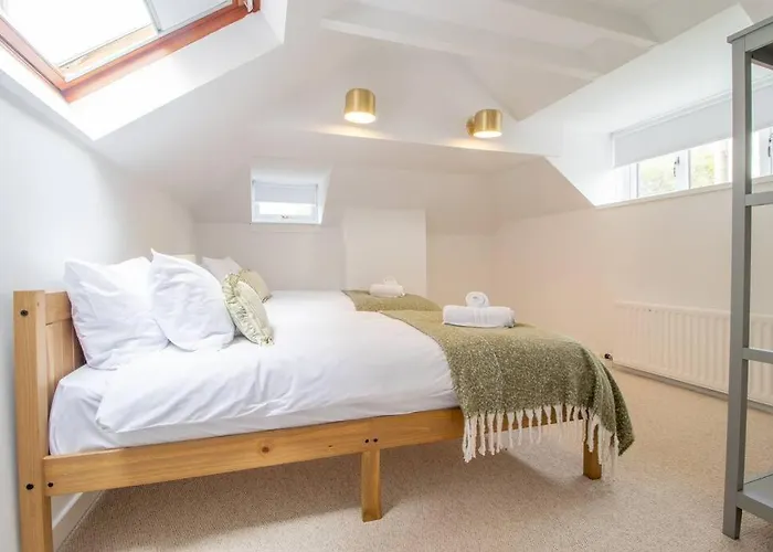 Henry Bell - Cosy 2-Bedroom Cottage