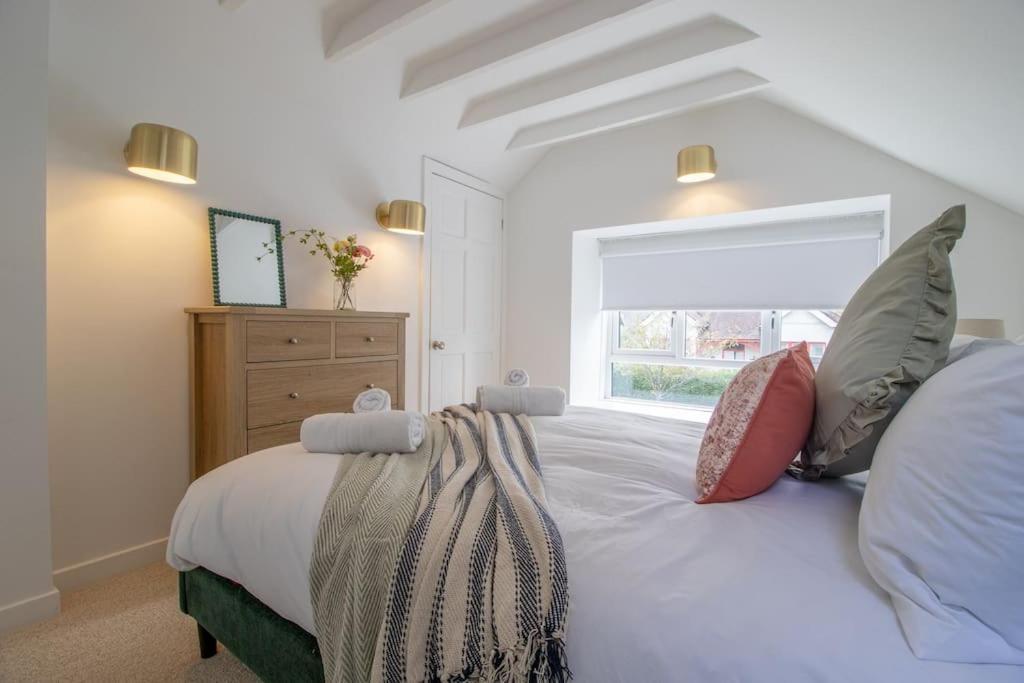 Henry Bell - Cosy 2-bedroom